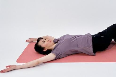 骨盤底筋を鍛える意外なポイントは、胸椎のねじれ取り。上半身を柔らかく!