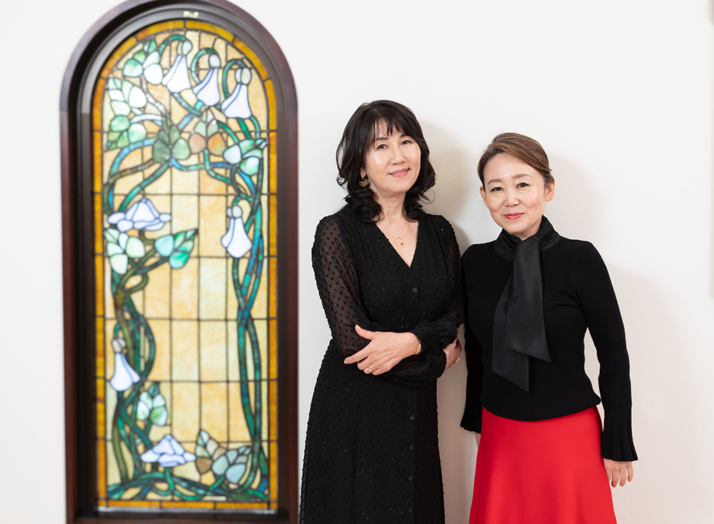 森田敦子株式会社サンルイ・インターナッショナル代表。日本における植物療法の第一人者。植物療法に興味を持ち渡仏、フランス国立パリ第13大学で植物薬理学を学ぶ。帰国後、デリケートゾーン&パーツケアブランド「アンティーム オーガニック」の処方・開発や、「ルボア フィトテラピースクール」、フェムテック・ウェルネスメディア「WOMB LABO」を主宰。2022年、日本女性財団理事に就任。世界45の国と地域で刊行されている女性誌「ELLE」にて、「100 Women CHANGE MAKERS (エルが選ぶ世界のチェンジメーカー100)」に選出。<br /><strong>姜(かん)慧(へ) Kang hye 医療法人社団 八千代会 副理事長、鍼灸師。大手医療機器メーカー入社後、医療法人社団 八千代会 八千代病院開設時に携わる。2010年植物療法(フィトテラピー)との出会いにより、看護・介護現場の実践に取り組み、2021年自分自身と大切な人のためのケアブランド「Mesoins(メソワン)」を立ち上げる。2022年Mesoinsを一般販売し、新たな展開へと取り組んでいる。