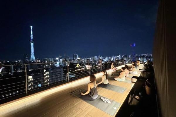 下町の夜景を独占!ホテルのルーフトップテラスで夜ヨガ体験