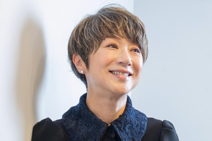 黒田知永子さんが、大人にこそ黒い服をすすめる理由(インタビュー/前編)