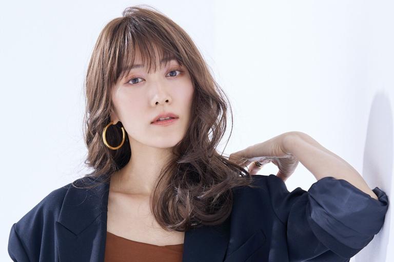 ウィッグで長めヘアに変身! 華やかに広がる大きめウエーブが魅力!