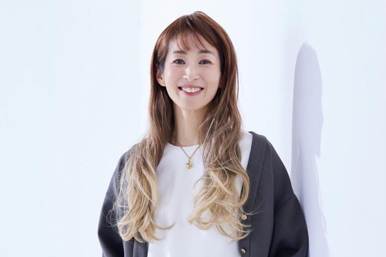 ウィッグで大変身! 大胆なグラデーションカラーのウエーブヘアで、おしゃれなロングに