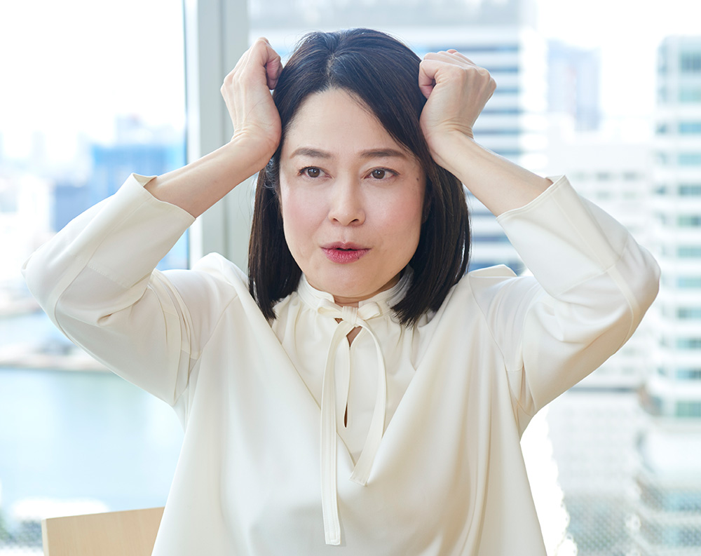 ①アイクリームを塗布する前に、まずこめかみ(側頭筋)を引き上げます。